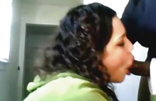 XXX عینک كليپ سكسي گي بالا زن, شورتی, و پرشهای کردن یک دیک هیجان زده