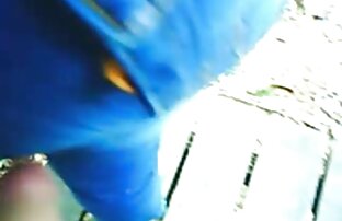 XXX یک دختر fucks در یک دانلود كليپ سكسي جوجه نوجوان در یک شورت لا کونی قرمز